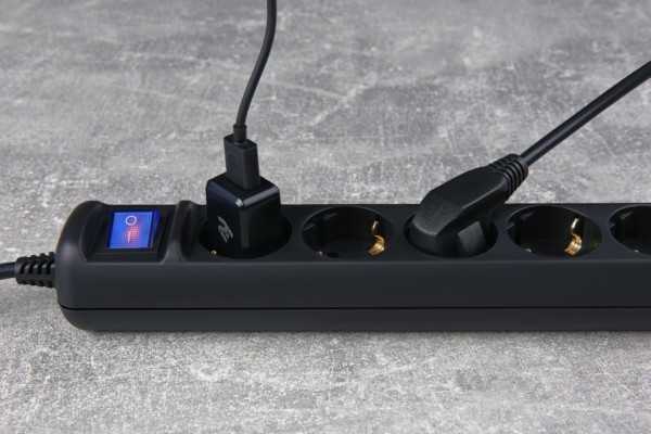 Surge Protector 2E with 5 sockets and a switch 3G1.0, 3m, black