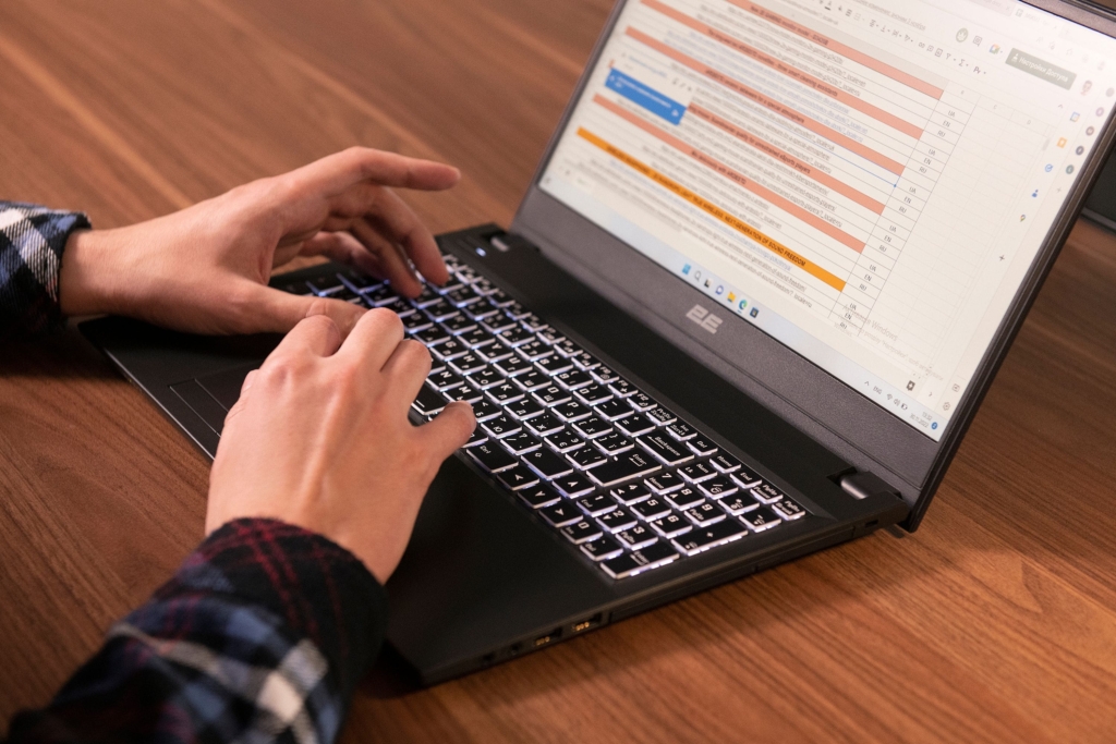 2E Ноутбук Rational 15 15.6″ FHD IPS AG, Intel i3-1115G4, 16GB, F512GB, ODD, UMA, DOS, чорний