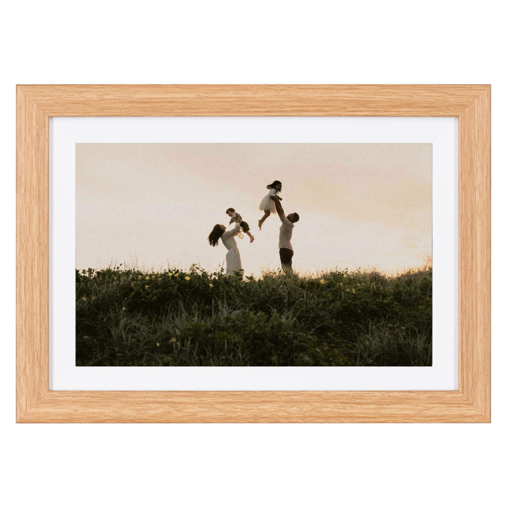 2E DPF10-WDYW 10″ Digital Photo Frame, IPS, FHD, 1GB/32GB, 2?1W Speakers, Frameo SW, Touchscreen, WiFi, Wood Frame, Yellow